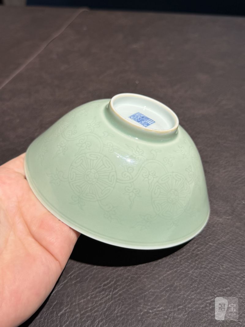 清嘉庆 青釉暗刻皮球花卉纹碗 - 图5